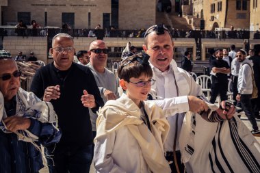 Kudüs, İsrail - 18 Şubat 2026. Kotel 'de Bar Mitzvah kutlaması. Yahudiliğin en kutsal yerinde olgunluğa geçişi simgeleyen dini ergenlik ayini..