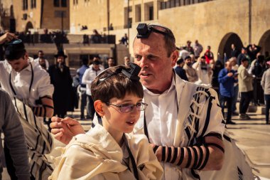Kudüs, İsrail - 18 Şubat 2026. Kotel 'de Bar Mitzvah kutlaması. Yahudiliğin en kutsal yerinde olgunluğa geçişi simgeleyen dini ergenlik ayini..