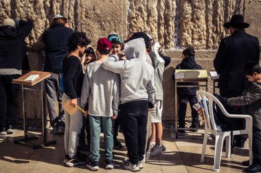 Kudüs, İsrail, 18 Şubat 2026 Yahudi erkek Batı Duvarı 'nda dua ediyor. Yüzleri, motelde inançlarını ve sessiz düşüncelerini ifade eder..