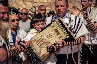 Kudüs, İsrail - 18 Şubat 2026. Kotel 'de Bar Mitzvah kutlaması. Yahudiliğin en kutsal yerinde olgunluğa geçişi simgeleyen dini ergenlik ayini..
