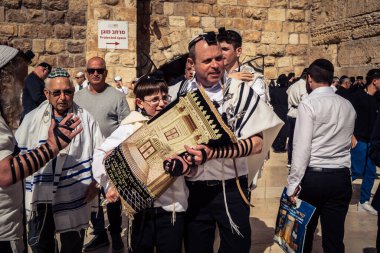 Kudüs, İsrail - 18 Şubat 2026. Kotel 'de Bar Mitzvah kutlaması. Yahudiliğin en kutsal yerinde olgunluğa geçişi simgeleyen dini ergenlik ayini..