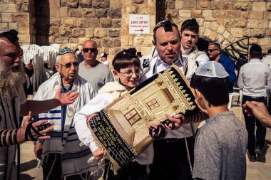 Kudüs, İsrail - 18 Şubat 2026. Kotel 'de Bar Mitzvah kutlaması. Yahudiliğin en kutsal yerinde olgunluğa geçişi simgeleyen dini ergenlik ayini..