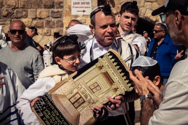 Kudüs, İsrail - 18 Şubat 2026. Kotel 'de Bar Mitzvah kutlaması. Yahudiliğin en kutsal yerinde olgunluğa geçişi simgeleyen dini ergenlik ayini..