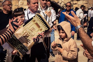 Kudüs, İsrail - 18 Şubat 2026. Kotel 'de Bar Mitzvah kutlaması. Yahudiliğin en kutsal yerinde olgunluğa geçişi simgeleyen dini ergenlik ayini..