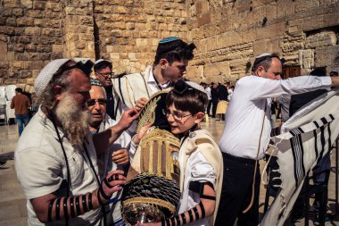 Kudüs, İsrail - 18 Şubat 2026. Kotel 'de Bar Mitzvah kutlaması. Yahudiliğin en kutsal yerinde olgunluğa geçişi simgeleyen dini ergenlik ayini..