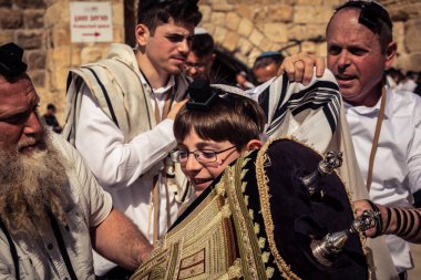 Kudüs, İsrail - 18 Şubat 2026. Kotel 'de Bar Mitzvah kutlaması. Yahudiliğin en kutsal yerinde olgunluğa geçişi simgeleyen dini ergenlik ayini..