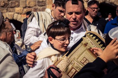 Kudüs, İsrail - 18 Şubat 2026. Kotel 'de Bar Mitzvah kutlaması. Yahudiliğin en kutsal yerinde olgunluğa geçişi simgeleyen dini ergenlik ayini..
