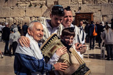 Kudüs, İsrail - 18 Şubat 2026. Kotel 'de Bar Mitzvah kutlaması. Yahudiliğin en kutsal yerinde olgunluğa geçişi simgeleyen dini ergenlik ayini..