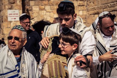 Kudüs, İsrail - 18 Şubat 2026. Kotel 'de Bar Mitzvah kutlaması. Yahudiliğin en kutsal yerinde olgunluğa geçişi simgeleyen dini ergenlik ayini..