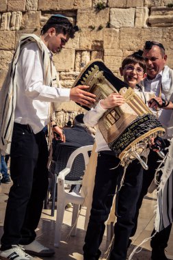Kudüs, İsrail - 18 Şubat 2026. Kotel 'de Bar Mitzvah kutlaması. Yahudiliğin en kutsal yerinde olgunluğa geçişi simgeleyen dini ergenlik ayini..
