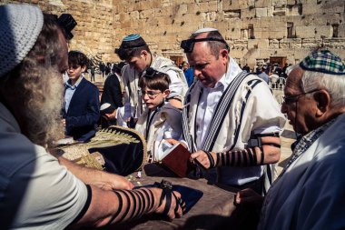 Kudüs, İsrail - 18 Şubat 2026. Kotel 'de Bar Mitzvah kutlaması. Yahudiliğin en kutsal yerinde olgunluğa geçişi simgeleyen dini ergenlik ayini..