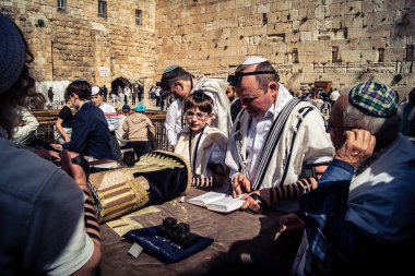 Kudüs, İsrail - 18 Şubat 2026. Kotel 'de Bar Mitzvah kutlaması. Yahudiliğin en kutsal yerinde olgunluğa geçişi simgeleyen dini ergenlik ayini..