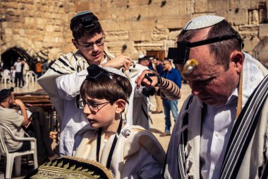 Kudüs, İsrail - 18 Şubat 2026. Kotel 'de Bar Mitzvah kutlaması. Yahudiliğin en kutsal yerinde olgunluğa geçişi simgeleyen dini ergenlik ayini..