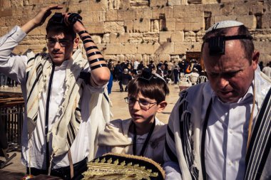 Kudüs, İsrail - 18 Şubat 2026. Kotel 'de Bar Mitzvah kutlaması. Yahudiliğin en kutsal yerinde olgunluğa geçişi simgeleyen dini ergenlik ayini..