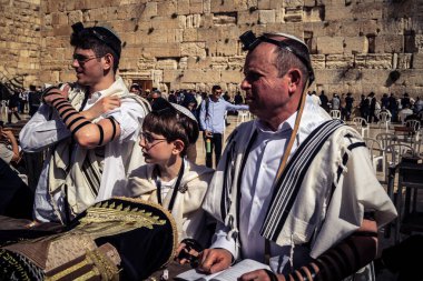 Kudüs, İsrail - 18 Şubat 2026. Kotel 'de Bar Mitzvah kutlaması. Yahudiliğin en kutsal yerinde olgunluğa geçişi simgeleyen dini ergenlik ayini..