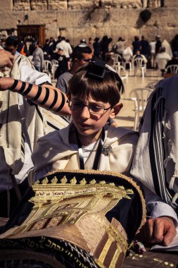 Kudüs, İsrail - 18 Şubat 2026. Kotel 'de Bar Mitzvah kutlaması. Yahudiliğin en kutsal yerinde olgunluğa geçişi simgeleyen dini ergenlik ayini..