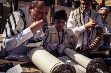 Kudüs, İsrail - 18 Şubat 2026. Kotel 'de Bar Mitzvah kutlaması. Yahudiliğin en kutsal yerinde olgunluğa geçişi simgeleyen dini ergenlik ayini..