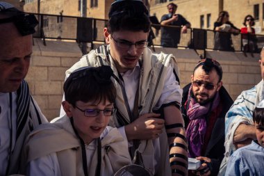 Kudüs, İsrail - 18 Şubat 2026. Kotel 'de Bar Mitzvah kutlaması. Yahudiliğin en kutsal yerinde olgunluğa geçişi simgeleyen dini ergenlik ayini..