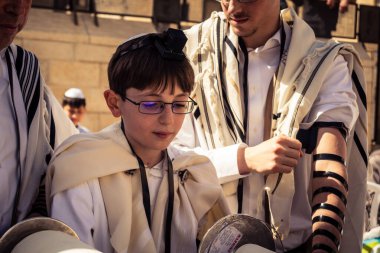 Kudüs, İsrail - 18 Şubat 2026. Kotel 'de Bar Mitzvah kutlaması. Yahudiliğin en kutsal yerinde olgunluğa geçişi simgeleyen dini ergenlik ayini..
