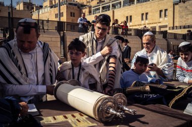 Kudüs, İsrail - 18 Şubat 2026. Kotel 'de Bar Mitzvah kutlaması. Yahudiliğin en kutsal yerinde olgunluğa geçişi simgeleyen dini ergenlik ayini..