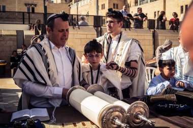 Kudüs, İsrail - 18 Şubat 2026. Kotel 'de Bar Mitzvah kutlaması. Yahudiliğin en kutsal yerinde olgunluğa geçişi simgeleyen dini ergenlik ayini..