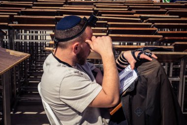 Kudüs, İsrail - 18 Şubat 2026. Tevrat 'ı ya da Kotel' de Mezmurlar 'ı okuyan Yahudilerin yakın çekimi. Dini bilginin iletimi.