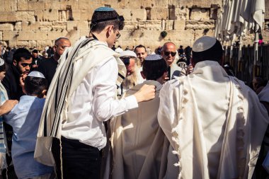 Kudüs, İsrail - 18 Şubat 2026. Kotel 'de Bar Mitzvah kutlaması. Yahudiliğin en kutsal yerinde olgunluğa geçişi simgeleyen dini ergenlik ayini..