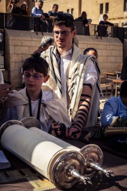 Kudüs, İsrail - 18 Şubat 2026. Kotel 'de Bar Mitzvah kutlaması. Yahudiliğin en kutsal yerinde olgunluğa geçişi simgeleyen dini ergenlik ayini..