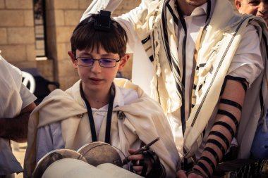 Kudüs, İsrail - 18 Şubat 2026. Kotel 'de Bar Mitzvah kutlaması. Yahudiliğin en kutsal yerinde olgunluğa geçişi simgeleyen dini ergenlik ayini..
