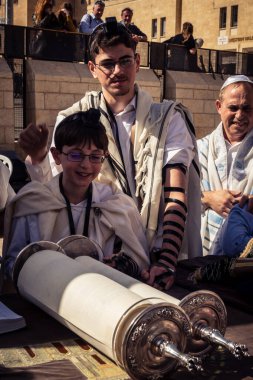Kudüs, İsrail - 18 Şubat 2026. Kotel 'de Bar Mitzvah kutlaması. Yahudiliğin en kutsal yerinde olgunluğa geçişi simgeleyen dini ergenlik ayini..