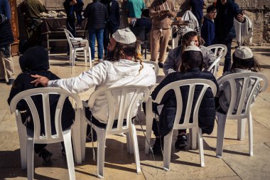 Kudüs, İsrail, 18 Şubat 2026 Yahudi erkek Batı Duvarı 'nda dua ediyor. Yüzleri, motelde inançlarını ve sessiz düşüncelerini ifade eder..