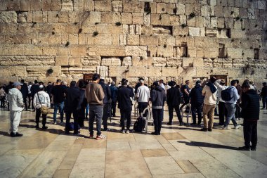 Kudüs, İsrail - 18 Şubat 2026. Batı Duvarı Plazası 'nın geniş perspektifi kalabalığı ibadet edenleri gösteriyor. Kutsalın tarihle buluştuğu canlı kalp..