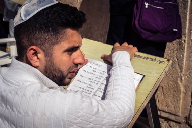 Kudüs, İsrail - 18 Şubat 2026. Tevrat 'ı ya da Kotel' de Mezmurlar 'ı okuyan Yahudilerin yakın çekimi. Dini bilginin iletimi.