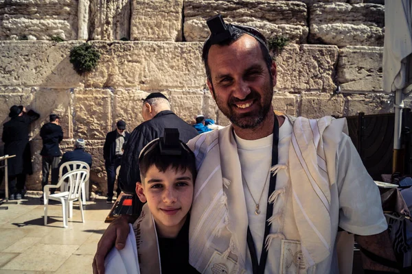 Kudüs, İsrail - 18 Şubat 2026. Kotel 'de Bar Mitzvah kutlaması. Yahudiliğin en kutsal yerinde olgunluğa geçişi simgeleyen dini ergenlik ayini..