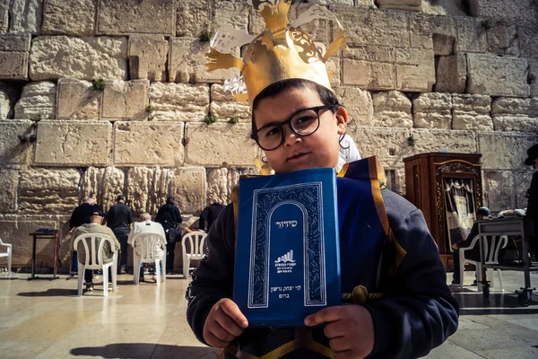 Kudüs, İsrail - 18 Şubat 2026. Batı Duvarı Plaza, Kudüs 'te duran çocuklar. Çocukların masumiyetine karşı dualar ve tarihi kalıntılar..