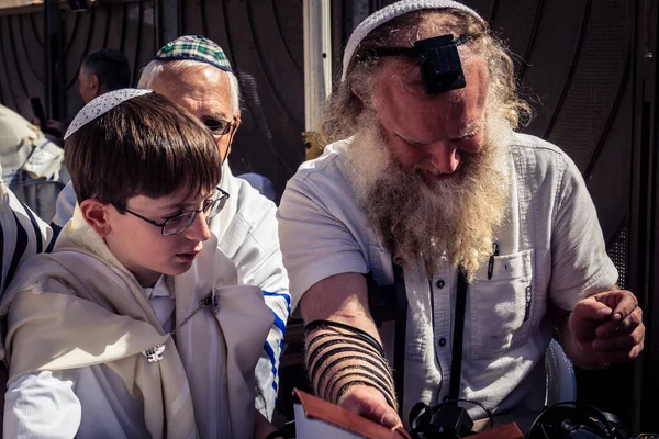 Kudüs, İsrail - 18 Şubat 2026. Kotel 'de Bar Mitzvah kutlaması. Yahudiliğin en kutsal yerinde olgunluğa geçişi simgeleyen dini ergenlik ayini..