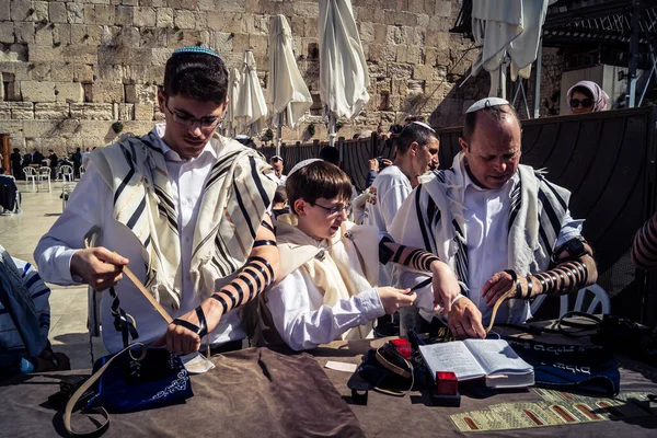 Kudüs, İsrail - 18 Şubat 2026. Kotel 'de Bar Mitzvah kutlaması. Yahudiliğin en kutsal yerinde olgunluğa geçişi simgeleyen dini ergenlik ayini..