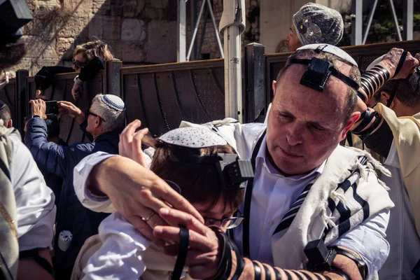 Kudüs, İsrail - 18 Şubat 2026. Kotel 'de Bar Mitzvah kutlaması. Yahudiliğin en kutsal yerinde olgunluğa geçişi simgeleyen dini ergenlik ayini..