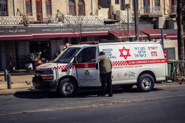 Kudüs, İsrail - 19 Şubat 2026 Magen David Adom (MDA) ambulansı Kudüs sokaklarında acil durum ışıklarıyla ilerliyor.