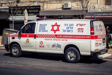 Kudüs, İsrail - 19 Şubat 2026 Magen David Adom (MDA) ambulansı Kudüs sokaklarında acil durum ışıklarıyla ilerliyor.