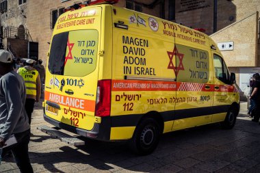 Kudüs, İsrail - 19 Şubat 2026 Magen David Adom (MDA) ambulansı eski Kudüs şehrinin batı duvarına park etti..