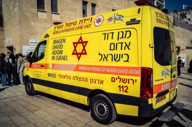 Kudüs, İsrail - 19 Şubat 2026 Magen David Adom (MDA) ambulansı eski Kudüs şehrinin batı duvarına park etti..