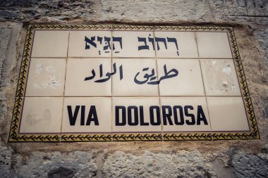 Kudüs, İsrail, 19 Şubat 2026 Eski Şehirdeki tarihi Via Dolorosa yolu. Hacıların inanç ve tarih geleneğiyle haç istasyonlarını takip ettikleri antik taş sokaklar..