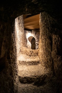 Kudüs, İsrail, 19 Şubat 2026 Eski Şehir 'deki Praetorium' da İsa 'nın Cezaevi' nde. Eski taş hücreler, kutsal ikonlar ve kutsal mumlar İsa 'nın Tutkusu' nun bu bölgesini işaret ediyor..