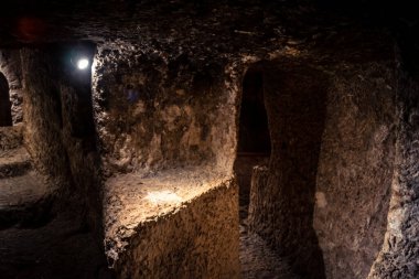 Kudüs, İsrail, 19 Şubat 2026 Eski Şehir 'deki Praetorium' da İsa 'nın Cezaevi' nde. Eski taş hücreler, kutsal ikonlar ve kutsal mumlar İsa 'nın Tutkusu' nun bu bölgesini işaret ediyor..