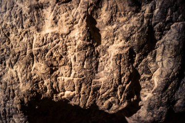 Kudüs, Şubat 2026: İsa 'nın Cezaevi' nin taş duvarlarına yüzyıllar boyunca hacılar tarafından oyulmuş antik karakterler ve adanmışlık işaretleri. Eski Şehir 'de inancın tarihi bir kaydı.