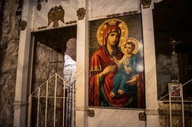 Kudüs, İsrail, 19 Şubat 2026 Eski Şehir 'deki Praetorium' da İsa 'nın Cezaevi' nde. Eski taş hücreler, kutsal ikonlar ve kutsal mumlar İsa 'nın Tutkusu' nun bu bölgesini işaret ediyor..