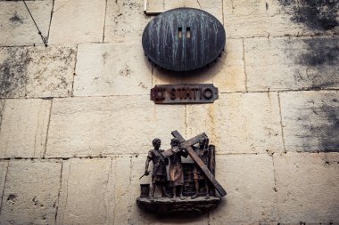 Kudüs, İsrail, 19 Şubat 2026 Eski Şehirdeki tarihi Via Dolorosa yolu. Hacıların inanç ve tarih geleneğiyle haç istasyonlarını takip ettikleri antik taş sokaklar..