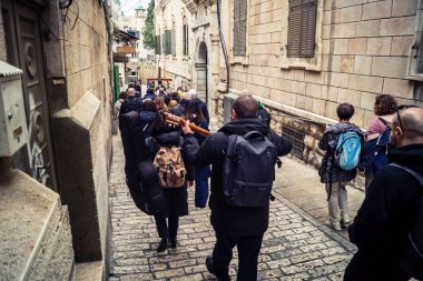 Kudüs, İsrail, 19 Şubat 2026 'da bir papazın yönettiği İtalyan Hristiyan hacılar Eski Şehir Via Dolorosa boyunca resmi bir geçit töreni düzenledi. Dindarlar dar sokaklarda haç taşır.