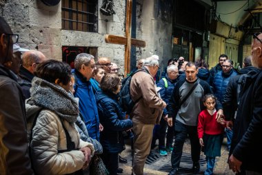 Kudüs, İsrail, 19 Şubat 2026 'da bir papazın yönettiği İtalyan Hristiyan hacılar Eski Şehir Via Dolorosa boyunca resmi bir geçit töreni düzenledi. Dindarlar dar sokaklarda haç taşır.